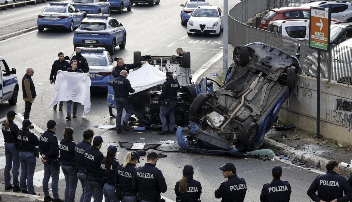 incidente-auto-polizia-roma-DEF Le immagini dell'incidente tra due volanti della Polizia