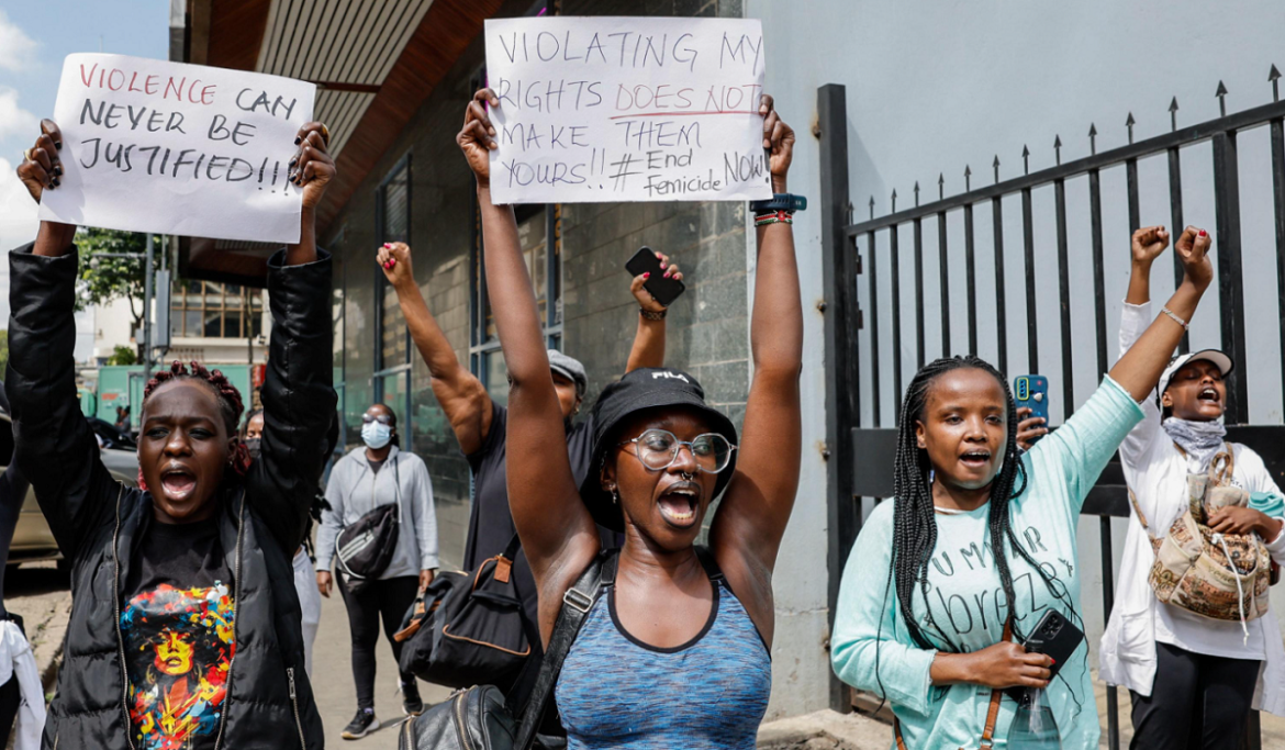 1 Manifestanti mostrano cartelli che condannano la violenza contro le donne