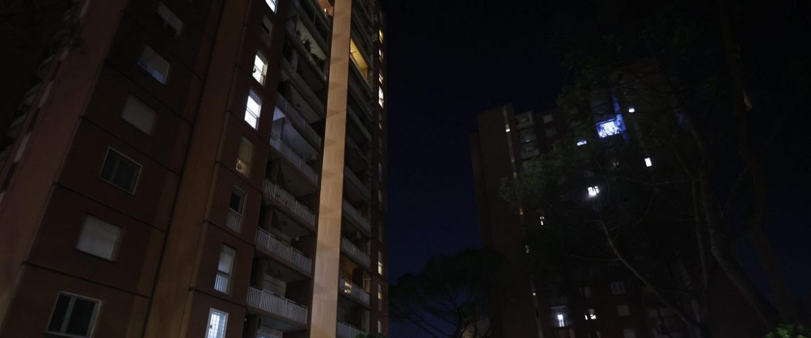 Precipita dal decimo piano, muore bambino a Roma