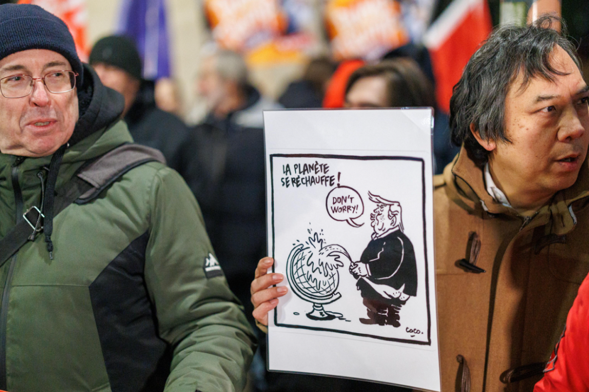 Brx 1 Un manifestante mostra un cartello che presenta una caricatura di Donald Trump