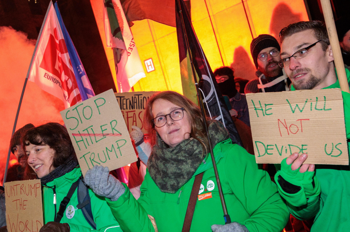 Brx 2 Una manifestante mostra un cartello in cui paragona Trump a Hitler, durante le proteste a Bruxelles