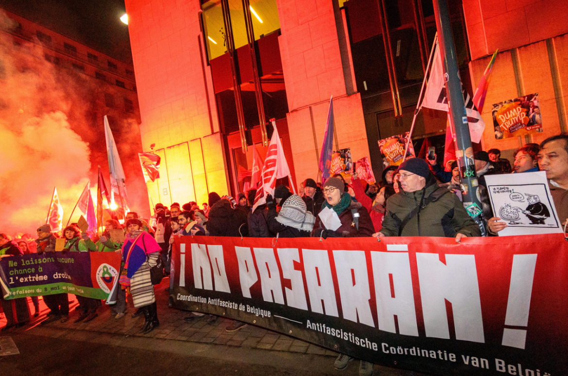 Brx 3 Collettivi di sinistra belgi manifestano davanti all'ambasciata americana a Bruxelles
