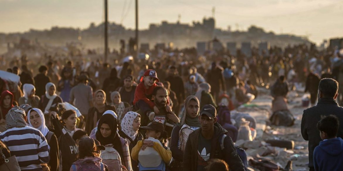 Internally displaced Palestinians make their way from southern to northern Gaza along Al Rashid road, central Gaza Strip, 27 January 2025_2.