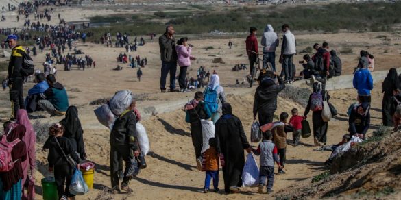 Internally displaced Palestinians make their way from southern to northern Gaza along Al Rashid road, central Gaza Strip, 27 January 2025_3