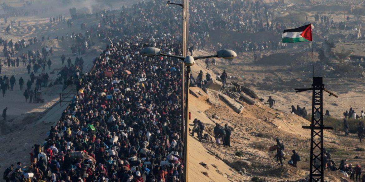 Internally displaced Palestinians walk on Al Rashid road in central Gaza as they return from the south to northern Gaza Strip, 27 January 2025