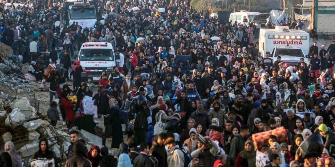 Internally displaced Palestinians walk on Al Rashid road in central Gaza as they return from the south to northern Gaza Strip, 27 January 2025_4