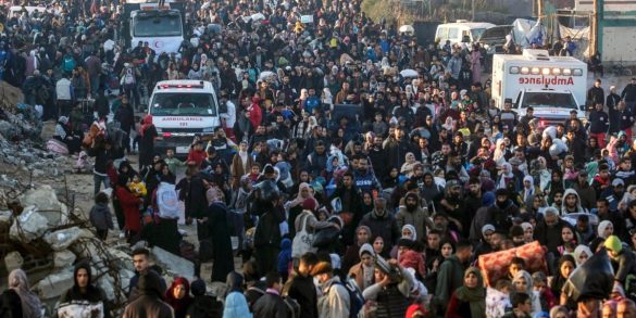 Internally displaced Palestinians walk on Al Rashid road in central Gaza as they return from the south to northern Gaza Strip, 27 January 2025_4