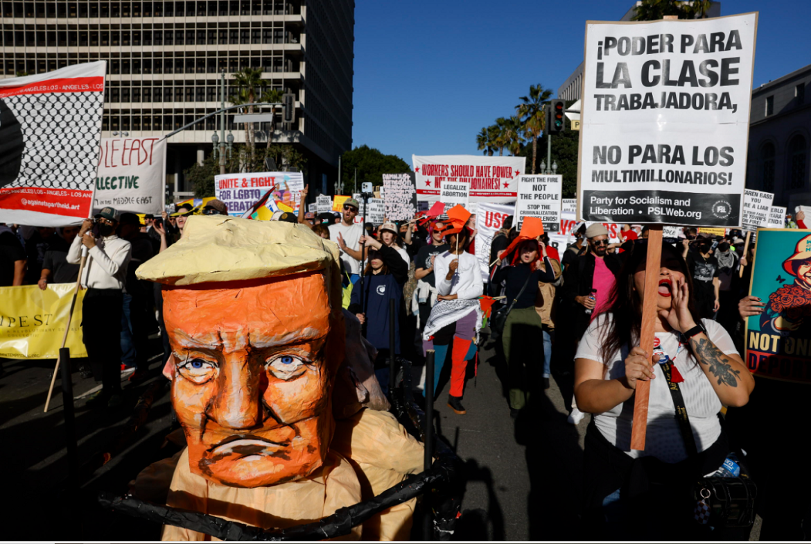 LA 1 Manifestanti anti-Trump davanti alla City All di Los Angeles