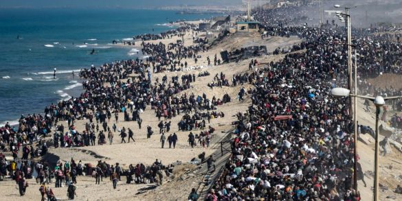 L’esodo degli sfollati palestinesi verso il nord della Striscia di Gaza