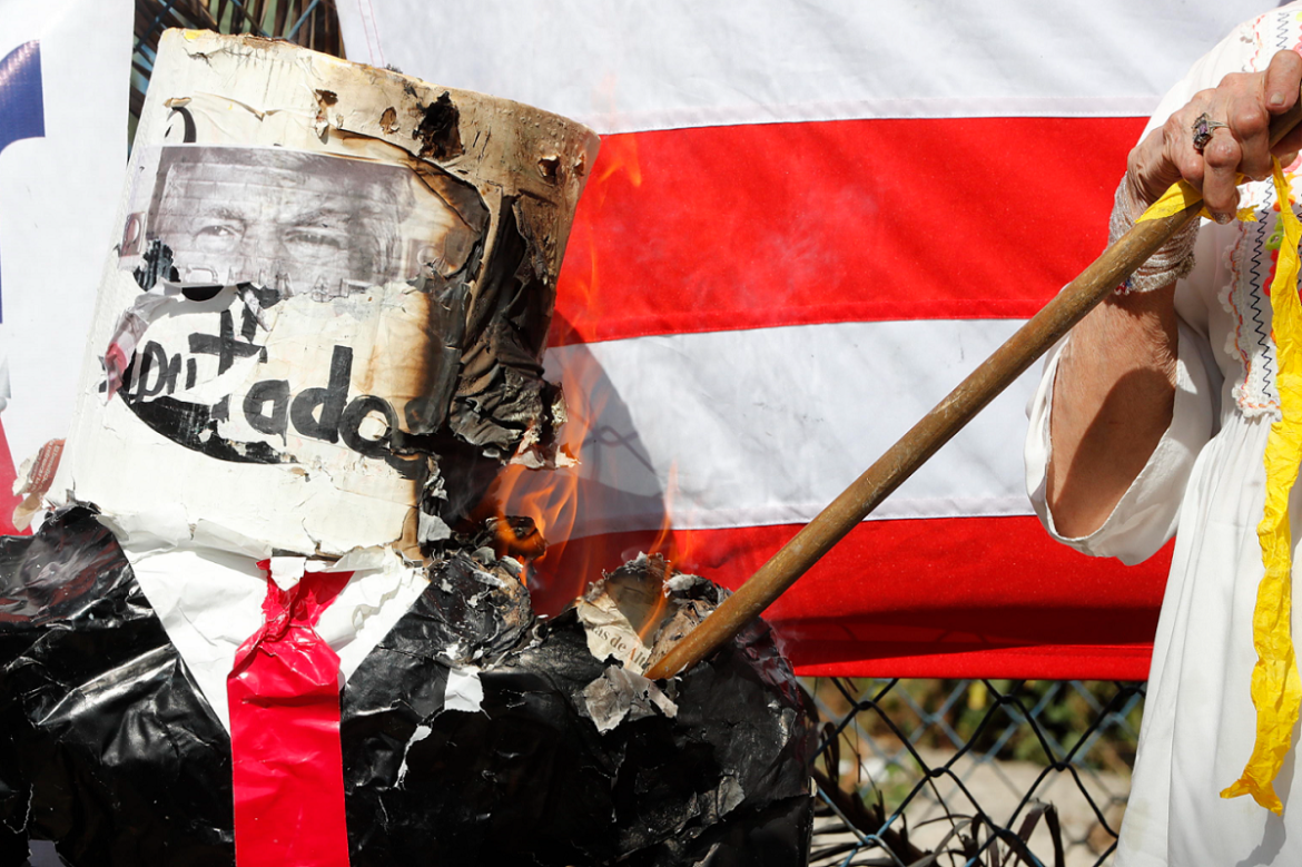 Città del Messico Un manifestante incendia un fantoccio di Donald Trump durante le proteste davanti all'ambasciata americana, a Città del Messico