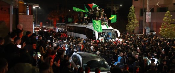 Folla in festa in Cisgiordania