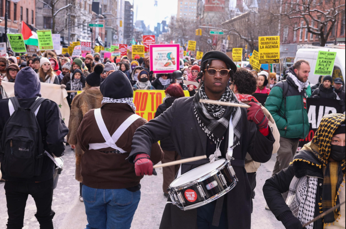 New York Una persona suona un tamburo durante la marcia "We fight back", contro l'insediamento di Trump, a New York