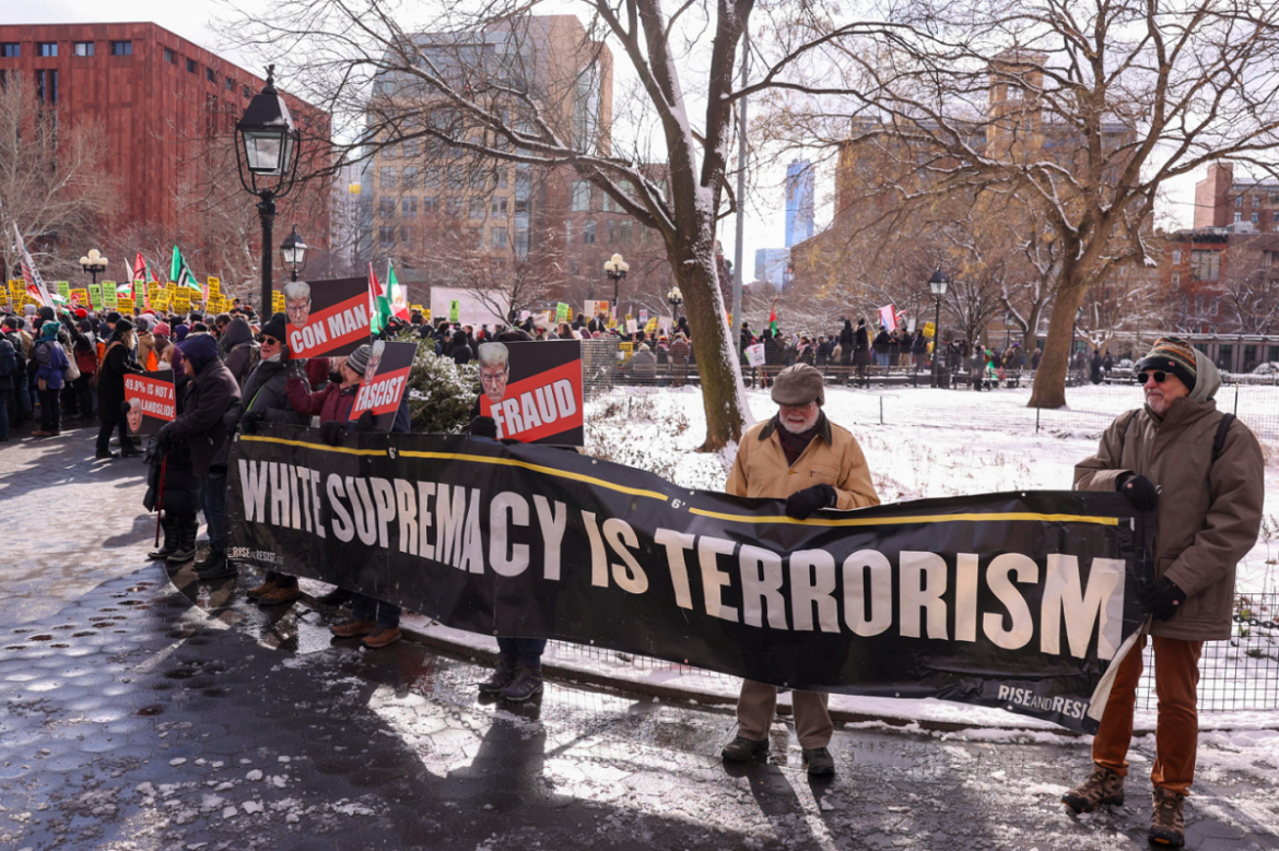 NY 2 Manifestanti mostrano uno striscione che recita: "Il suprematismo bianco è terrorismo", al Washington Square Park, New York