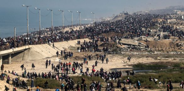 Si stima che siano più di 300.000 gli sfollati in viaggio verso il nord della Striscia di Gaza