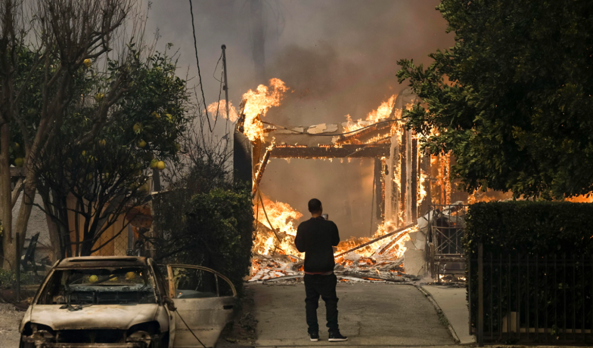 uomo incendio los angeles incendi