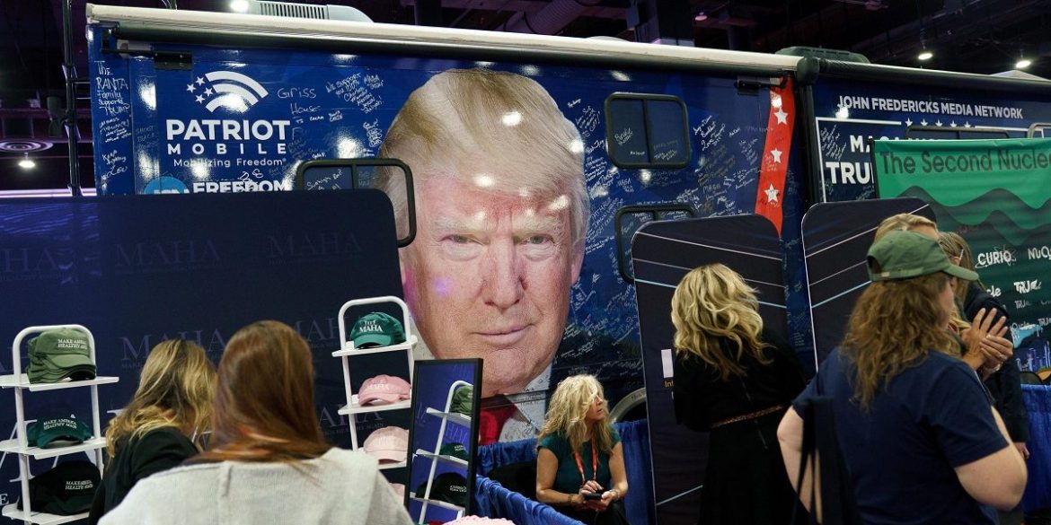 Foto di Trump alla Conferenza dei conservatori a Washington