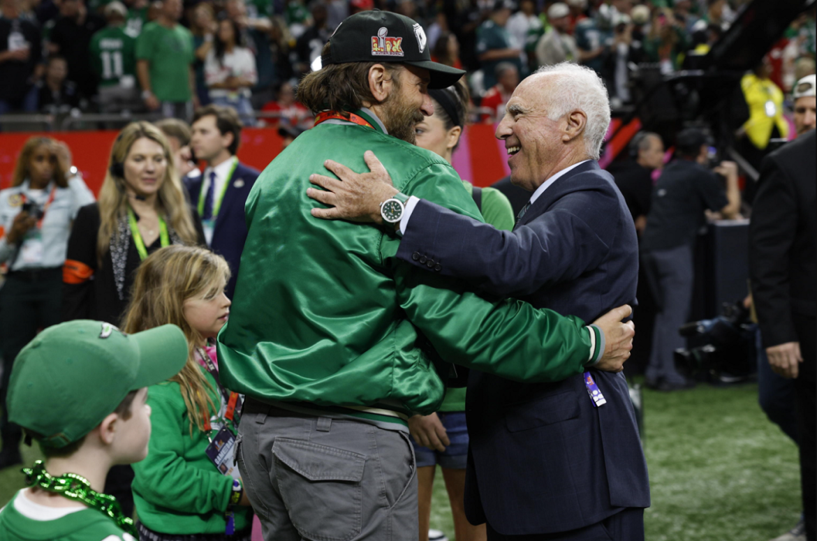Bradley Cooper e Jeffrey Lurie L'attore americano, Bradley Cooper insieme al proprietario dei Philadelphia Eagles, Jeffrey Lurie, prima dell'inizio della partita