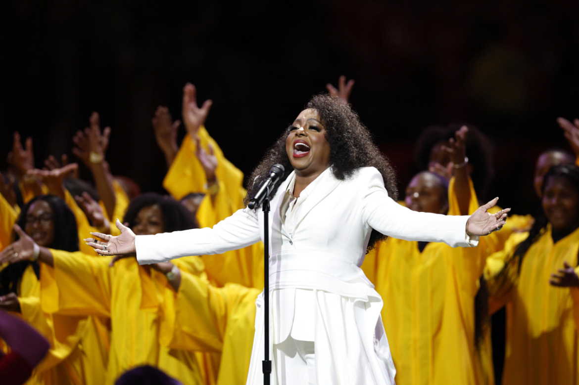 Ledisi La cantante americana Ledisi canta "Lift every voice and sing" durante il pre-partita
