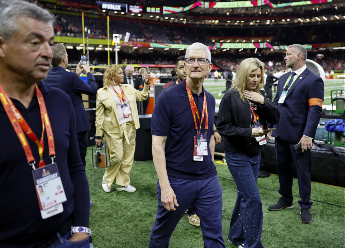 Tim Cook Tim Cook, Ceo di Apple, camminano sul campo del Caesars Superdrome di New Orleans, prima del 58esimo Super Bowl