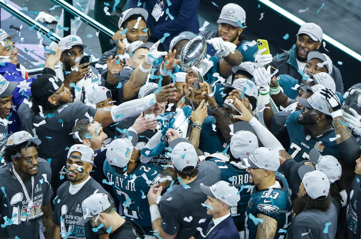 Trofeo I Philadelphia Eagles sollevano il trofeo del Super Bowl dopo la vittoria contro i Kansas City Chiefs