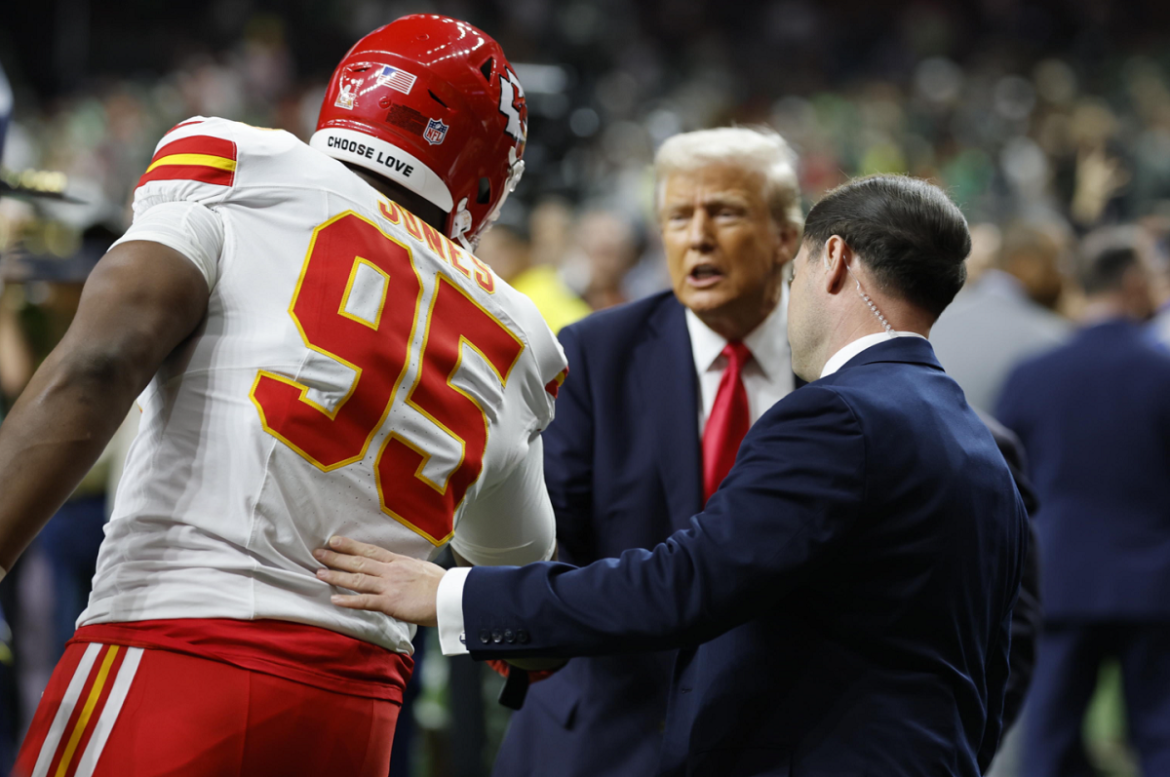 Trump Jones Donald Trump stringe la mano a Chris Jones, difensore dei Kansas City Chiefs, prima dell'inizio del 58esimo Super Bowl