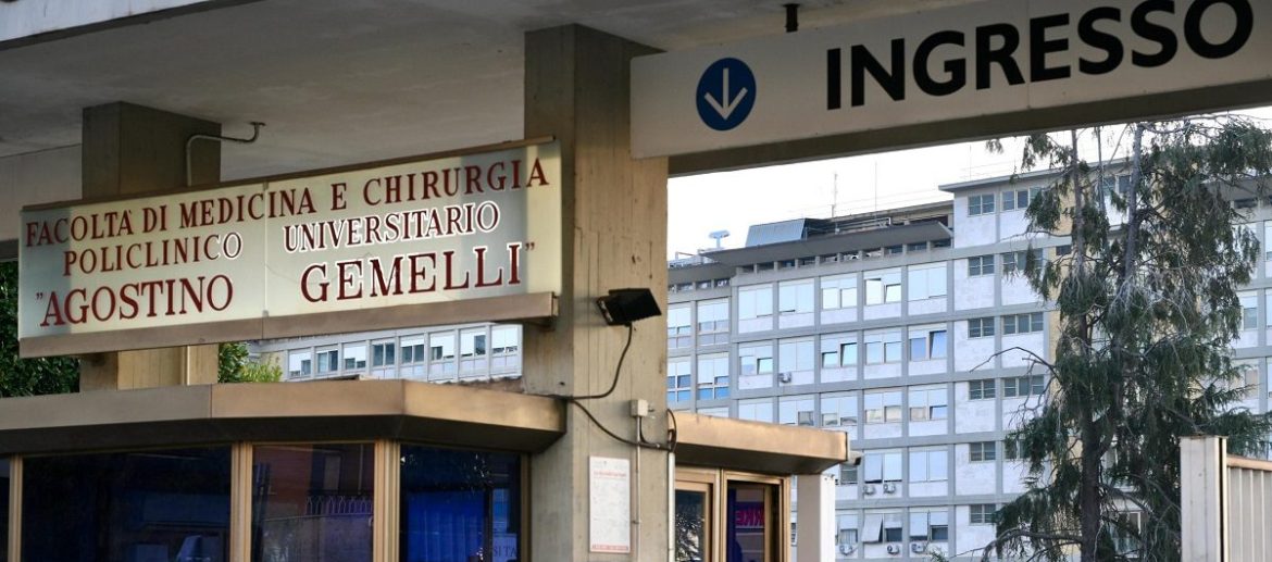 Il Papa resta in ospedale, ‘Quadro clinico complesso’