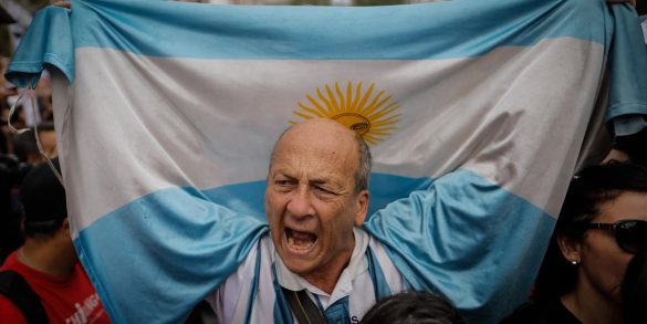 I manifestanti in Plaza de Mayo a Buenos Aires per commemorare la giornata della memoria e i 30mila argenti morti o desaparecidos a causa della dittatura | Foto Ansa