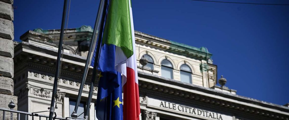 Bandiere a Palazzo Chigi durante il Consiglio dei ministri Bandiere a Palazzo Chigi durante il Consiglio dei ministri