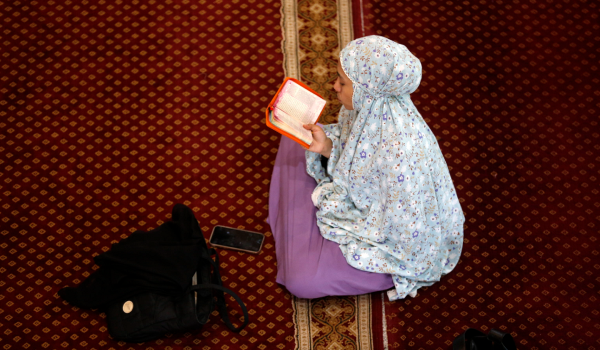 Donna Una donna legge il Corano nella moschea Al Makmur di Banda Aceh, Indonesia