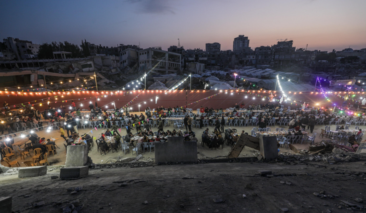 Gaza Palestinesi si riuniscono tra gli edifici distrutti per rompere insieme il digiuno del Ramadan, Gaza