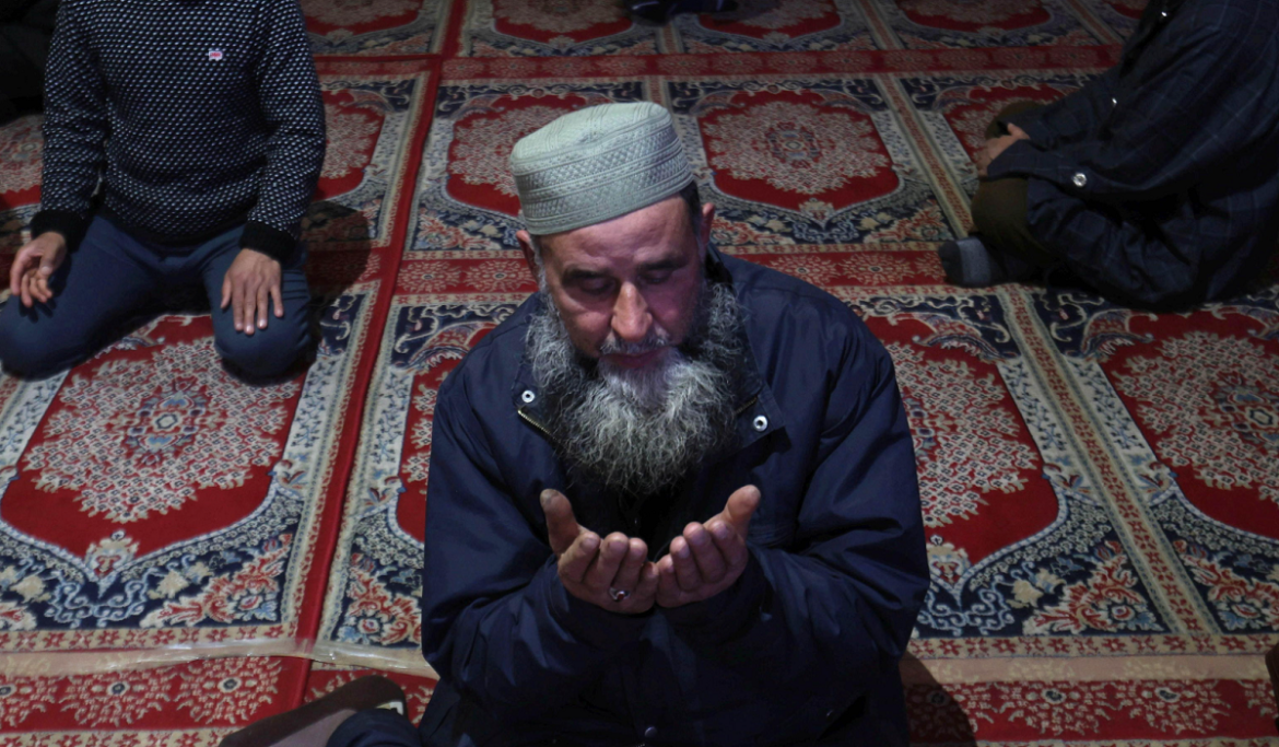 India Un uomo prega durante il Ramadan in una moschea di Srinagar, India