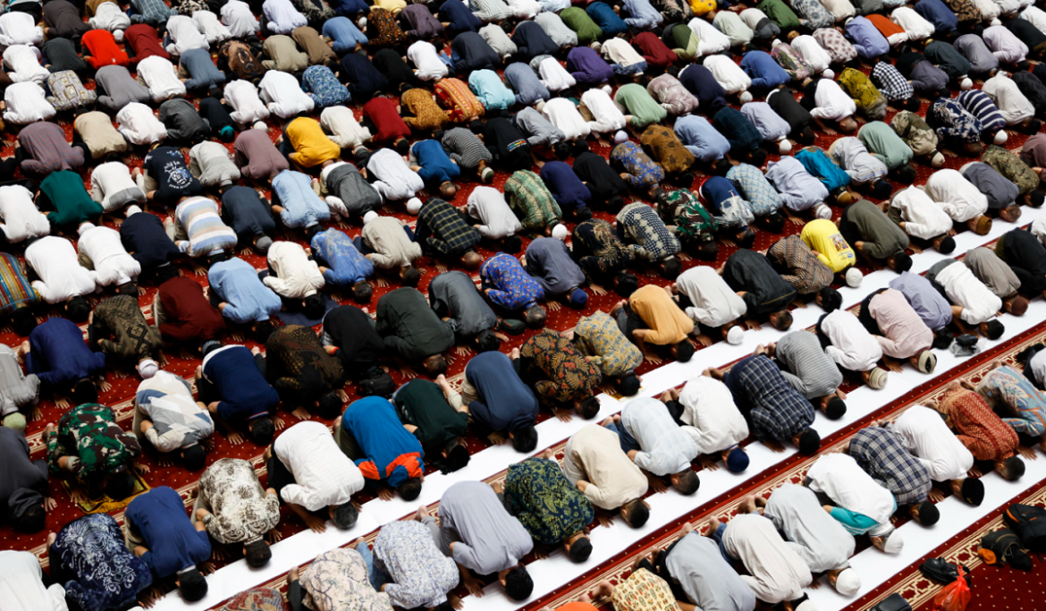 Indonesia 2 Musulmani recitano la preghiera del primo venerdì di Ramadan nella moschea Istiqlal, a Jakarta, Indonesia