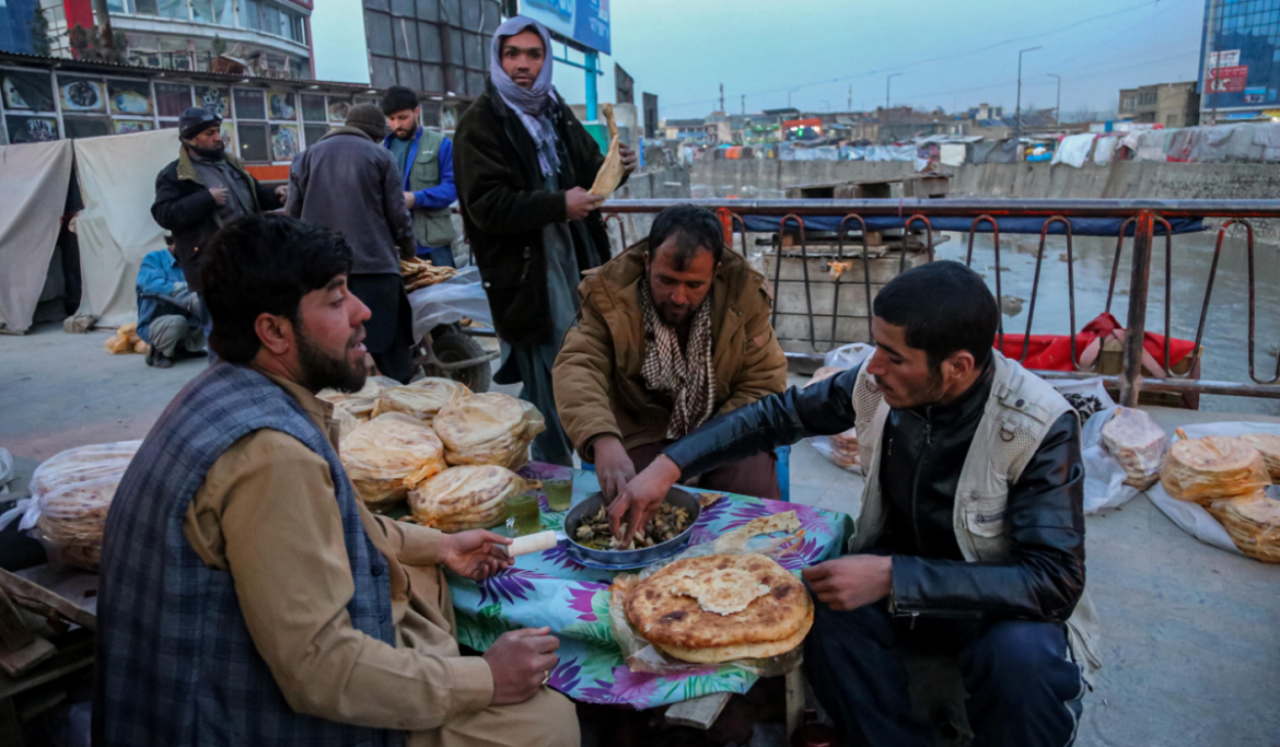 Kabul Uomini afghani mangiano dopo la giornata di digiuno per il Ramadan a Kabul, Afghanistan