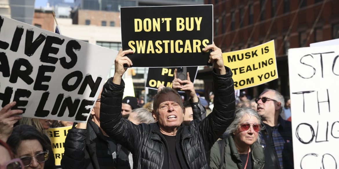 Manifestanti contro Tesla proteste tesla