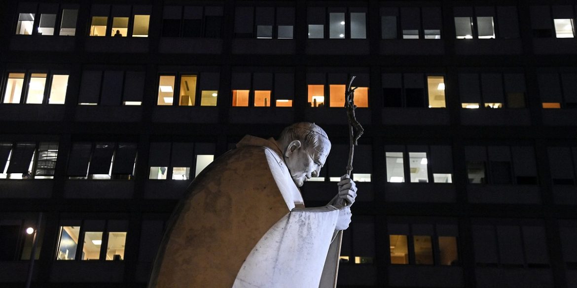 Statua di Giovanni Paolo II fuori l’Ospedale Gemelli di Roma