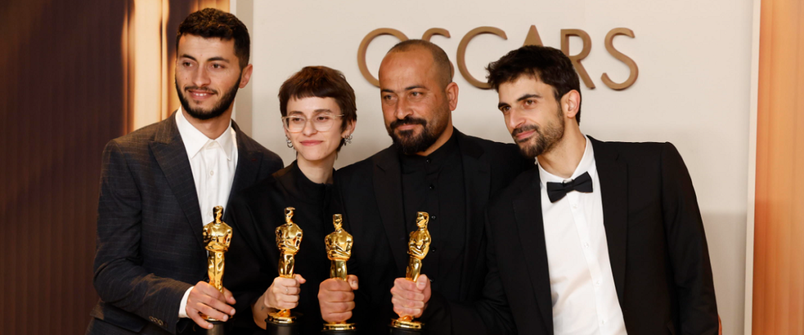 No Other Land Basel Adra, Rachel Szor, Yuval Abraham, Hamdan Ballal, vincitori dell'Oscar per il miglior documentario, posano durante la 97esima notte degli Oscar