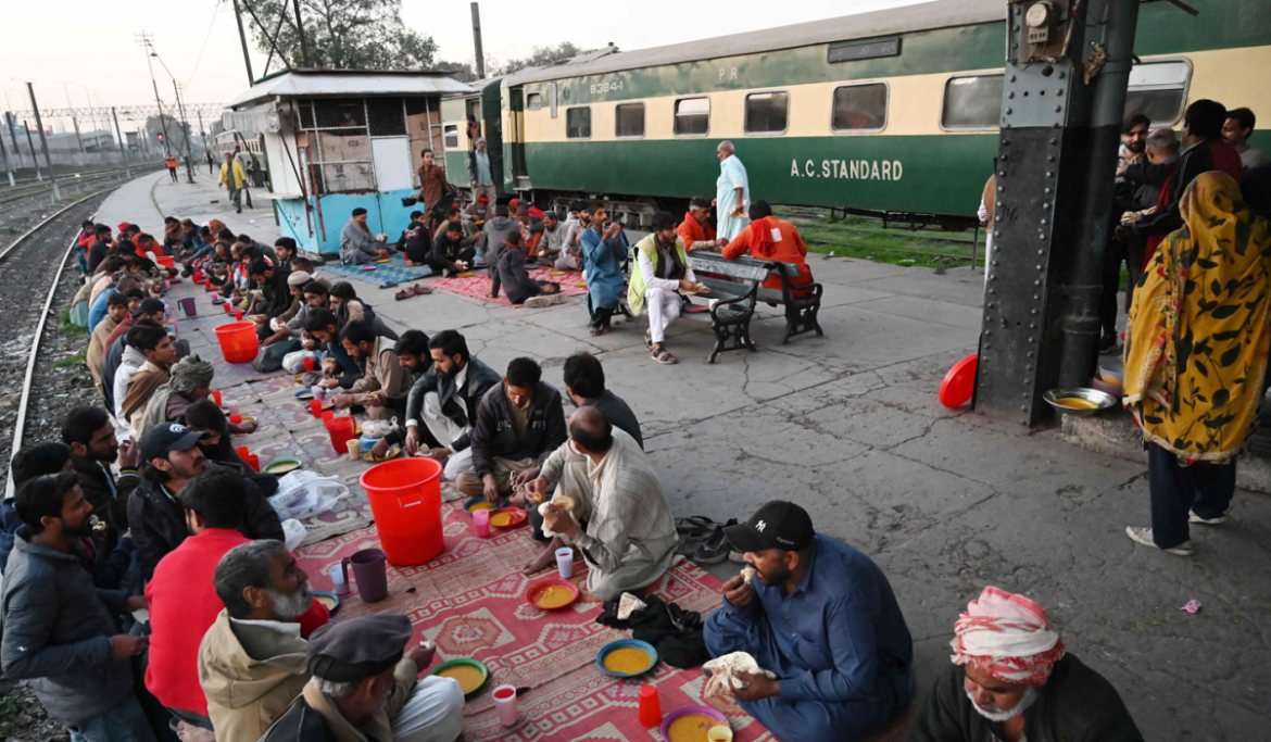 Pakistan Facchini e operai si preparano a mangiare dopo il digiuno a Lahore, Pakistan