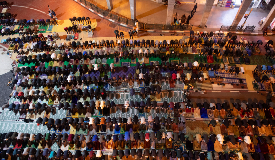 Rabat Musulmani in strada per la preghiera serale chiamata Tarawih, a Rabat, Marocco