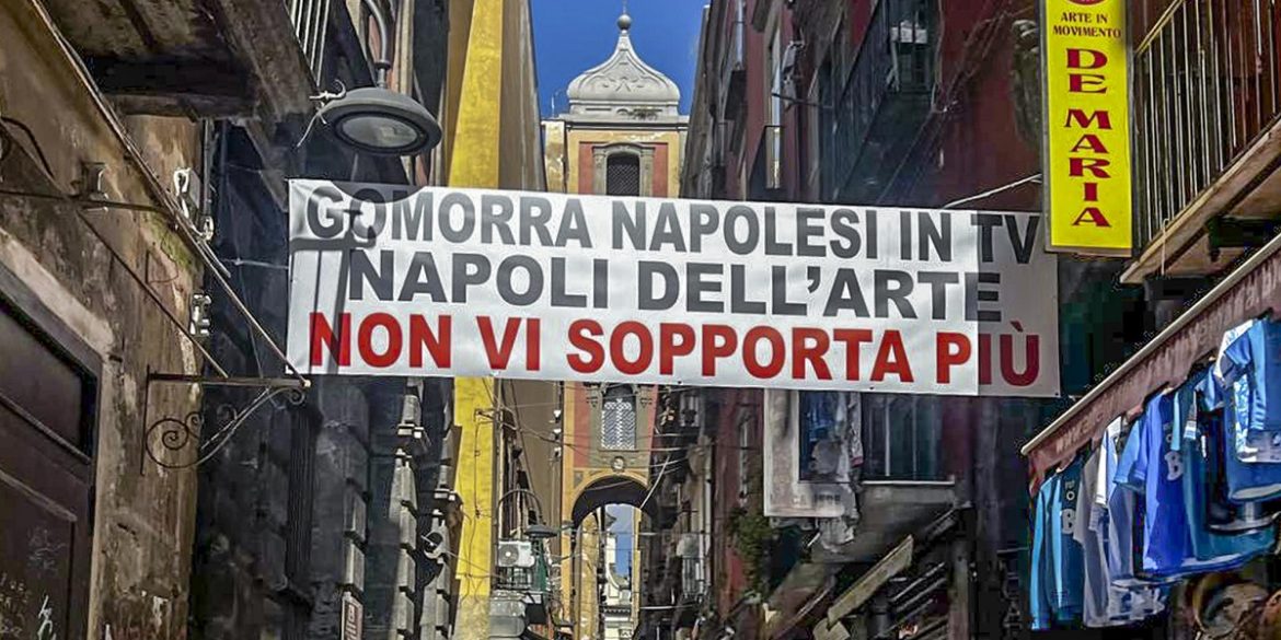 Striscione contro Gomorra