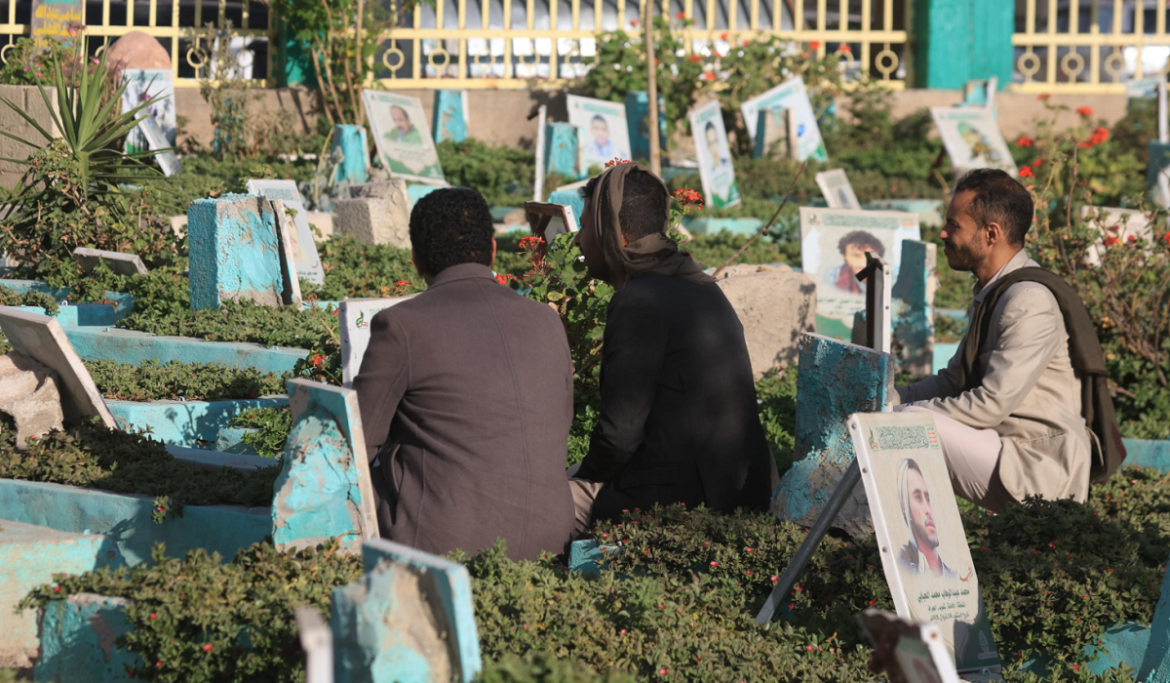 Yemen Tre uomini visitano le tombe dei loro cari durante il Ramadan a Sana'a, Yemen