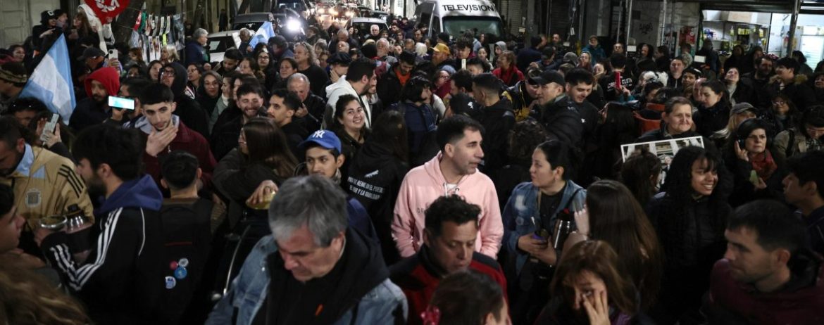 Hundreds of Peronists gather at Cristina Fern