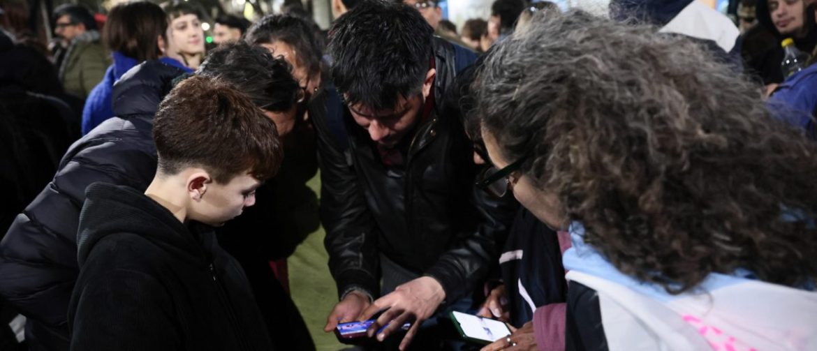Hundreds of Peronists gather at Cristina Fern