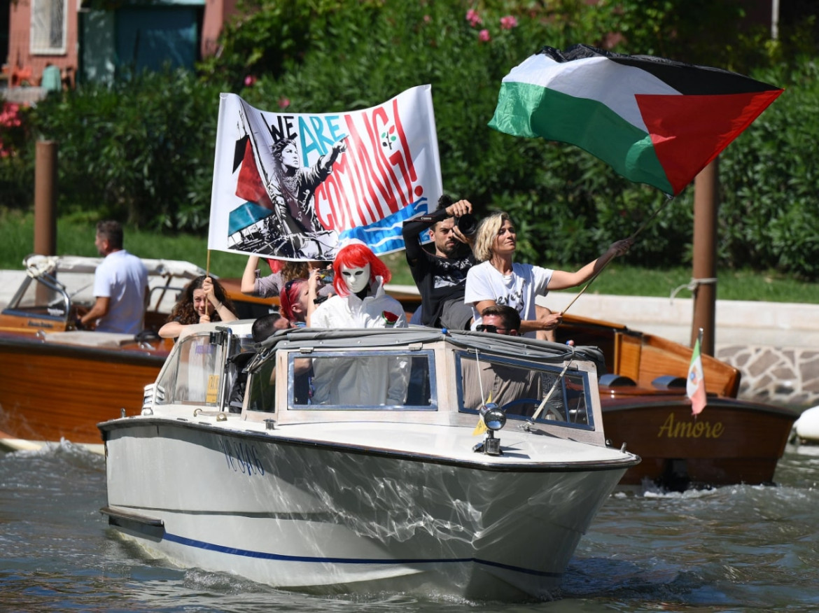 L'attrice Anna Foglietta su un motoscafo insieme ad altri attivisti a sostegno del popolo palestinese e di Gaza, e a sostegno della Global Sumud Flotilla, durante l'82esima Mostra del Cinema di Venezia | Foto Ansa