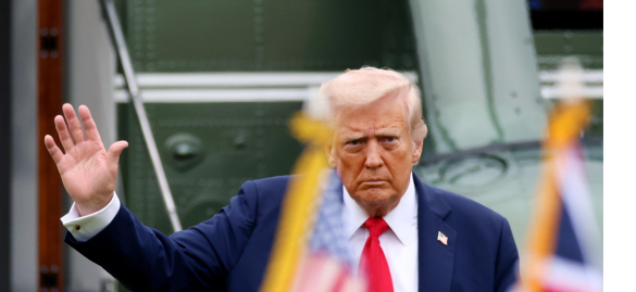 Il presidente americano Donald Trump arriva a Chequers