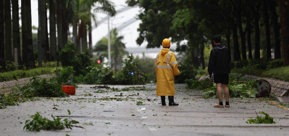 SCATTIDELGIORNO: Typhoon Ragasa strikes under signal 10 in Hong Kong taiwan