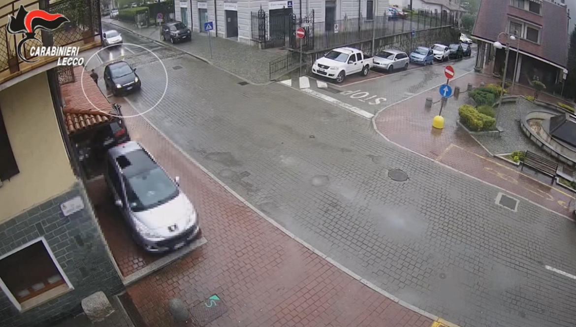 Un frame, tratto dal video dei carabinieri, dell’arresto del trapper Baby Gang