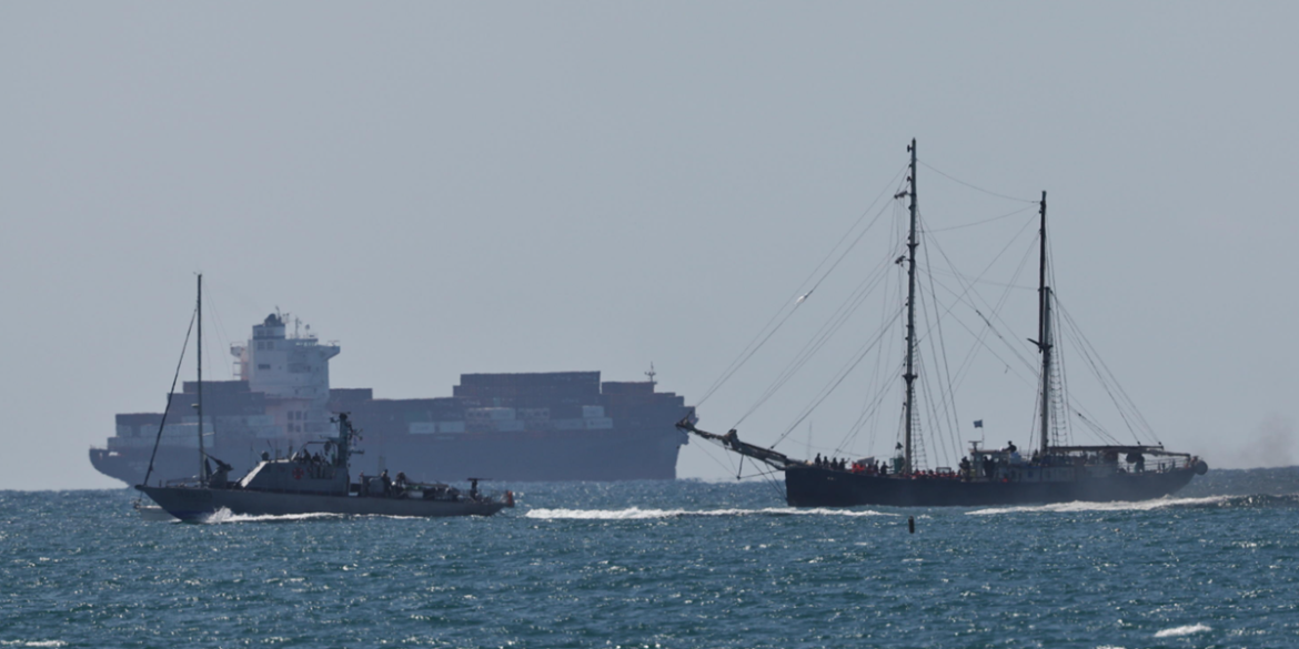 Una barca della Global Sumud Flotilla arriva al porto di Ashod