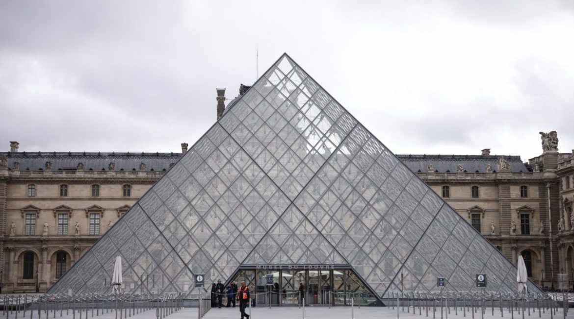 Louvre museum remains closed after robbery in Paris
