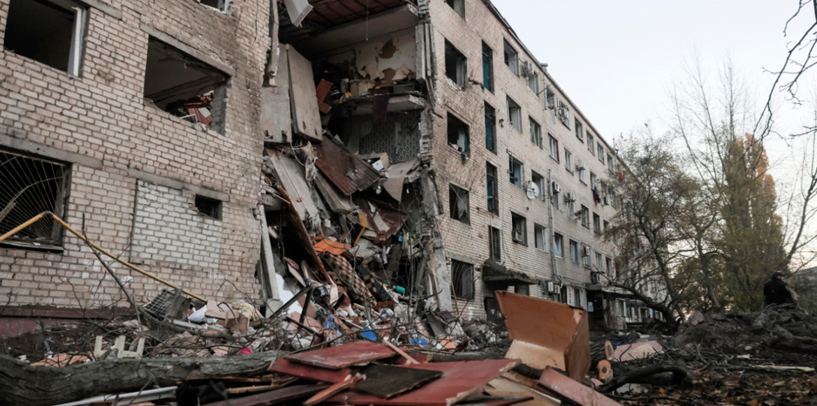 Un edificio in macerie a Zaporizhzhia dopo l’ultimo raid russo ucraina