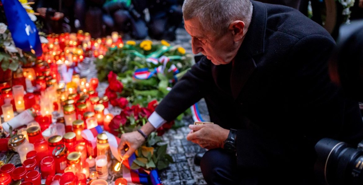 People commemorate 36th anniversary of Velvet Revolution in Prague rivoluzione velluto